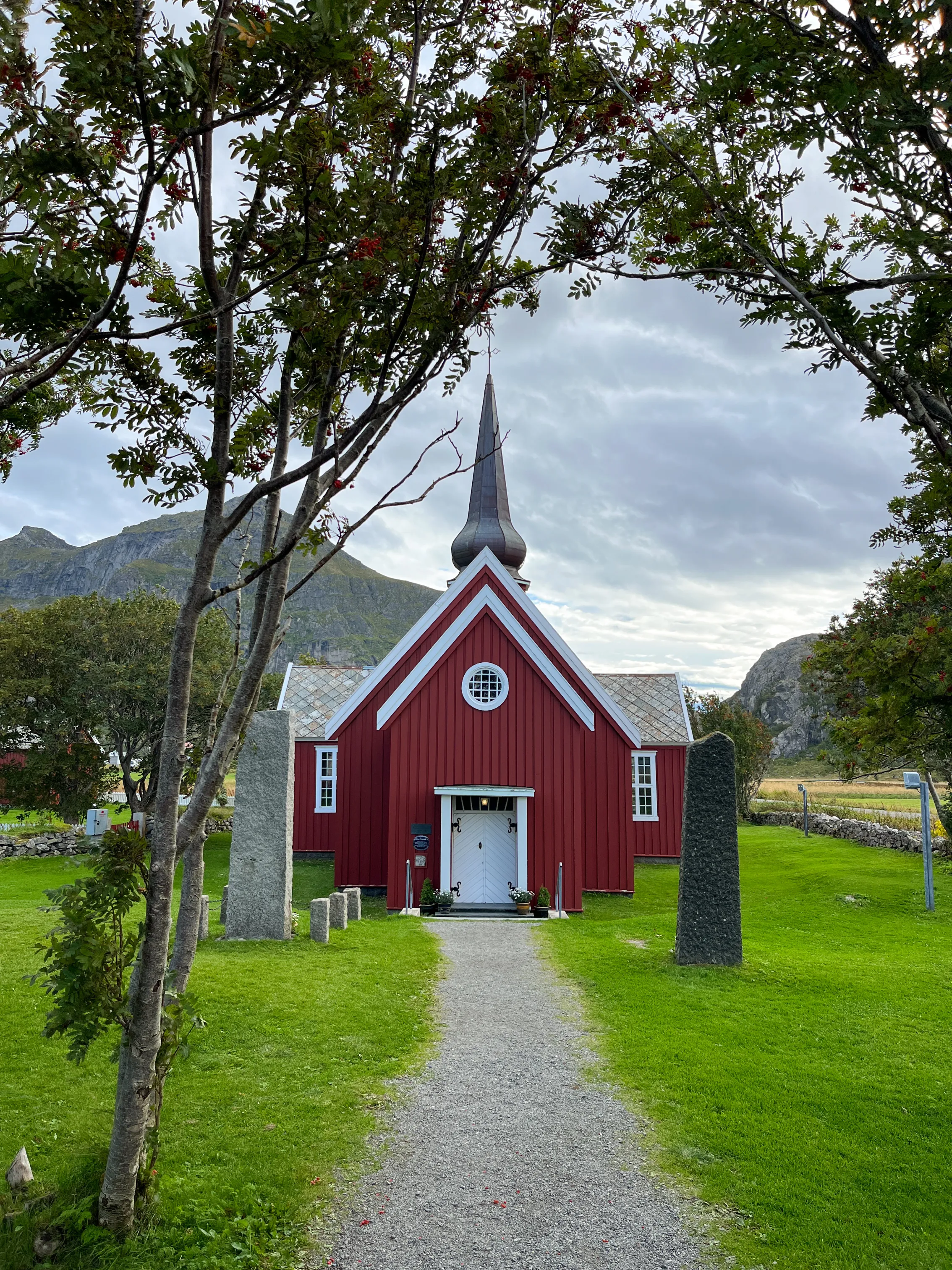 Historyczny Flakstad kirke, czerwony drewniany kościół przy plaży Skagsanden